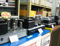 春日無線変圧器で販売している真空管アンプの写真です。